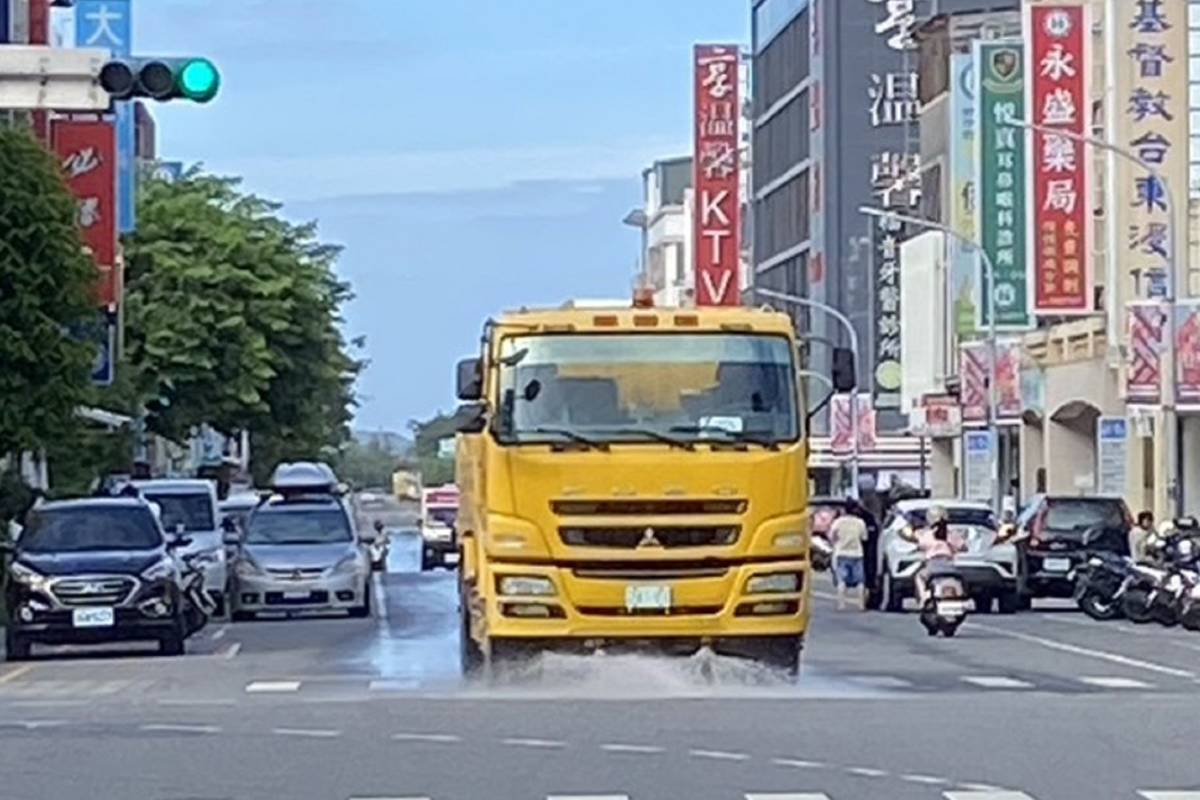 受到今年首波東北季風影響，空氣中飄散細微砂塵及空氣品質不良，臺東縣政府環保局啟用水車灑水降塵。