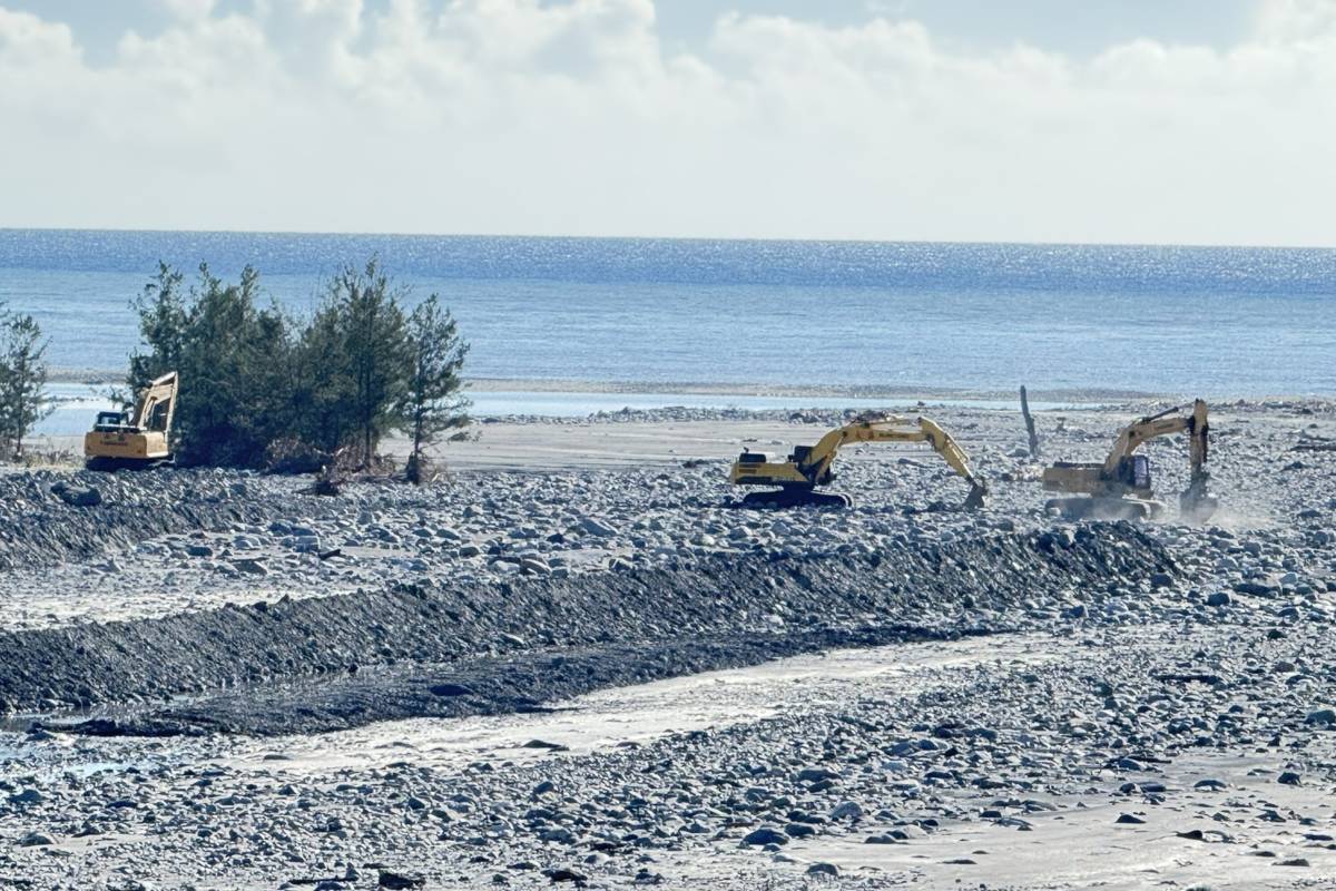 卑南溪水覆蓋遭樺加沙颱風沖毀，目前持續有多輛怪手搶修中。