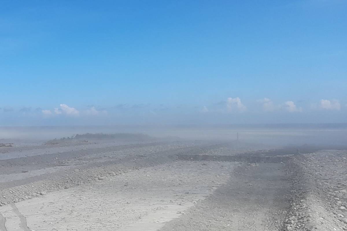 臺東空氣品質監測站數據顯示空氣品質不良，卑南溪河床煙霧迷漫。