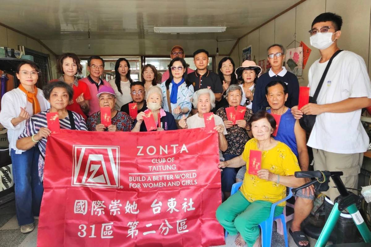 國際崇她臺東社、國際同濟會臺東市會、東區扶輪社等一行12人，親自到光復鄉致贈每位獨居老人2萬元。