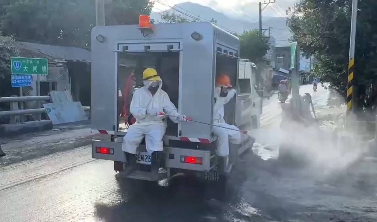 臺東縣環保局支援花蓮光復鄉進行環境消毒