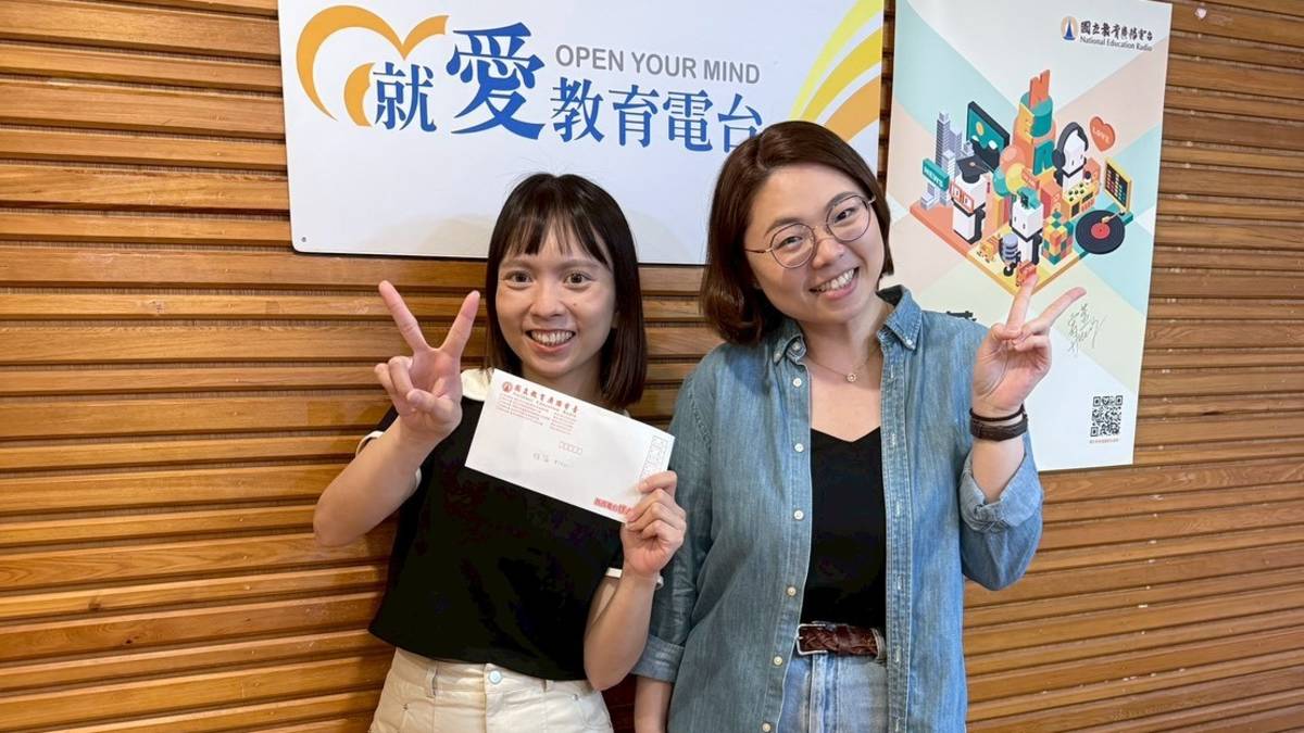 臺北市立明湖國小附設幼兒園教師侯雅倫(左)