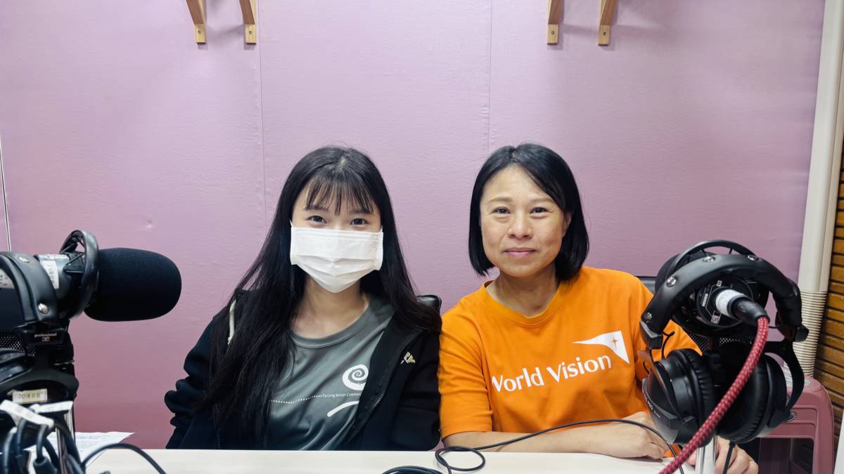 淑貞社工(右)與美鳳分享女孩圓夢計畫