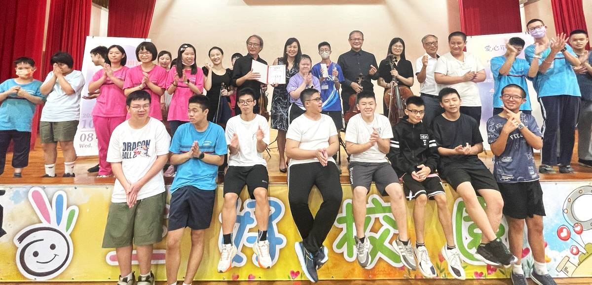 台灣絃樂團在企業贊助支持下前進新北特殊教育學校演出，學生們開心與團員合影留念