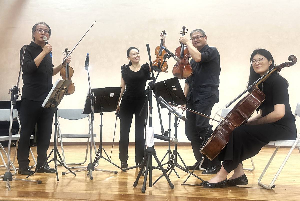 台灣絃樂團首席譚正主任向同學介紹四重奏的表演樂器，帶領大家認識音樂的奧妙與魅力