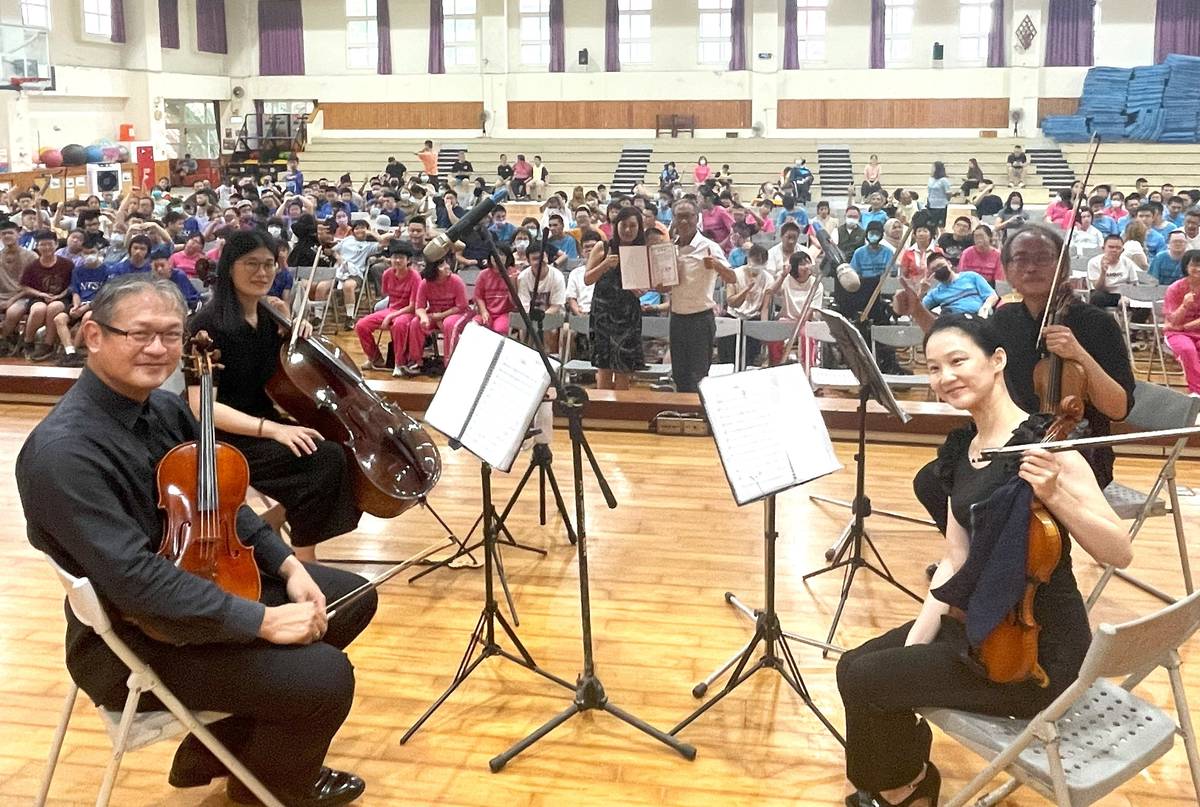 絃樂團與特校師生合影，溫馨又感動