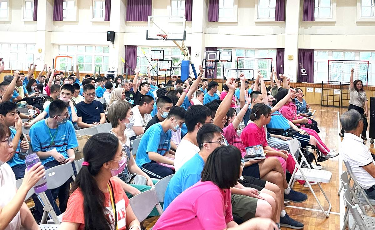 學生踴躍舉手回答問題，展現積極參與與專注投入的學習態度