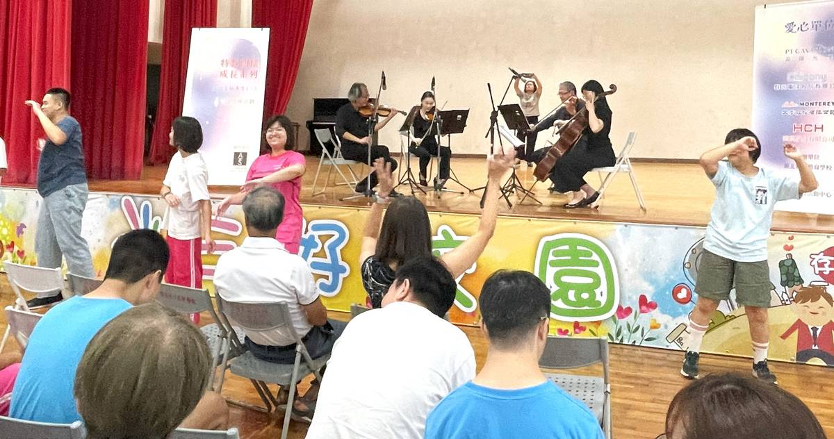學生隨音樂舞動，現場氣氛溫馨感人