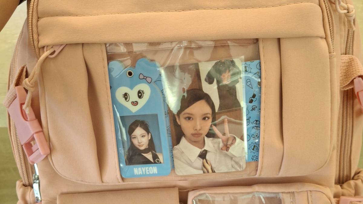 羅山的隨身包上掛有娜璉小卡