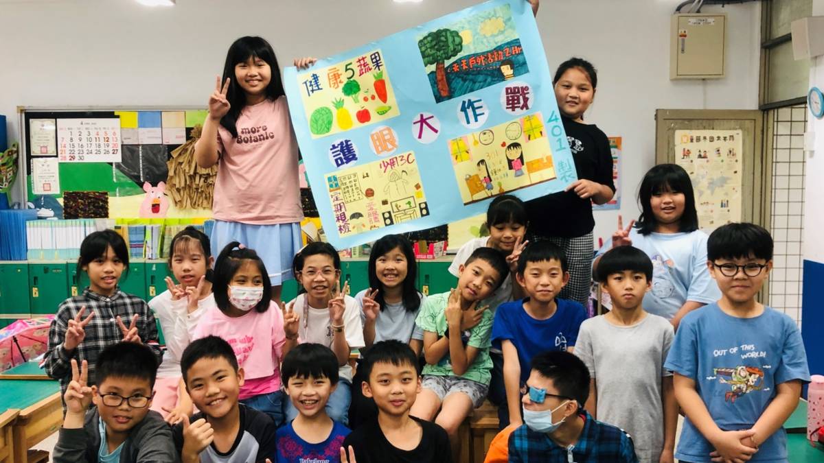 _113學年度「視力保健績優學校遴選」-國小組特優-新北市樹林區山佳國民小-護眼大作戰學生海報製作

新北市樹林區山佳國民小學榮獲113學年度「視力保健績優學校遴選」-國小組特優，學校以『一起「刪」除惡視力，我是護眼小專「家」』作為視力保健標語，由校長帶頭全校教職員齊心推動，設置「視力保健走廊」、「課桌椅尺寸量表」，讓孩子隨時量身高選配適合的課桌椅，以保持正確坐姿；結合周邊資源，聯合鄰近安親落實護眼習慣，實踐「生生有墨鏡」，外出運動吸收紫外線促進分泌眼內多巴胺且避免紫外線傷害，透過一系列扎實的設計、高度執行力，將正確的視力保健觀念注入學生心裡--在山佳，每位學生都要成為護眼專家！

採訪：新北市樹林區山佳國民小學林秀雲校長、學務處鍾雅如主任、前衛生組長王靖雯組長、健康中心張詠芬護理師、302尹兆田、402林亮妤、502李星銳、602李東頤同學
