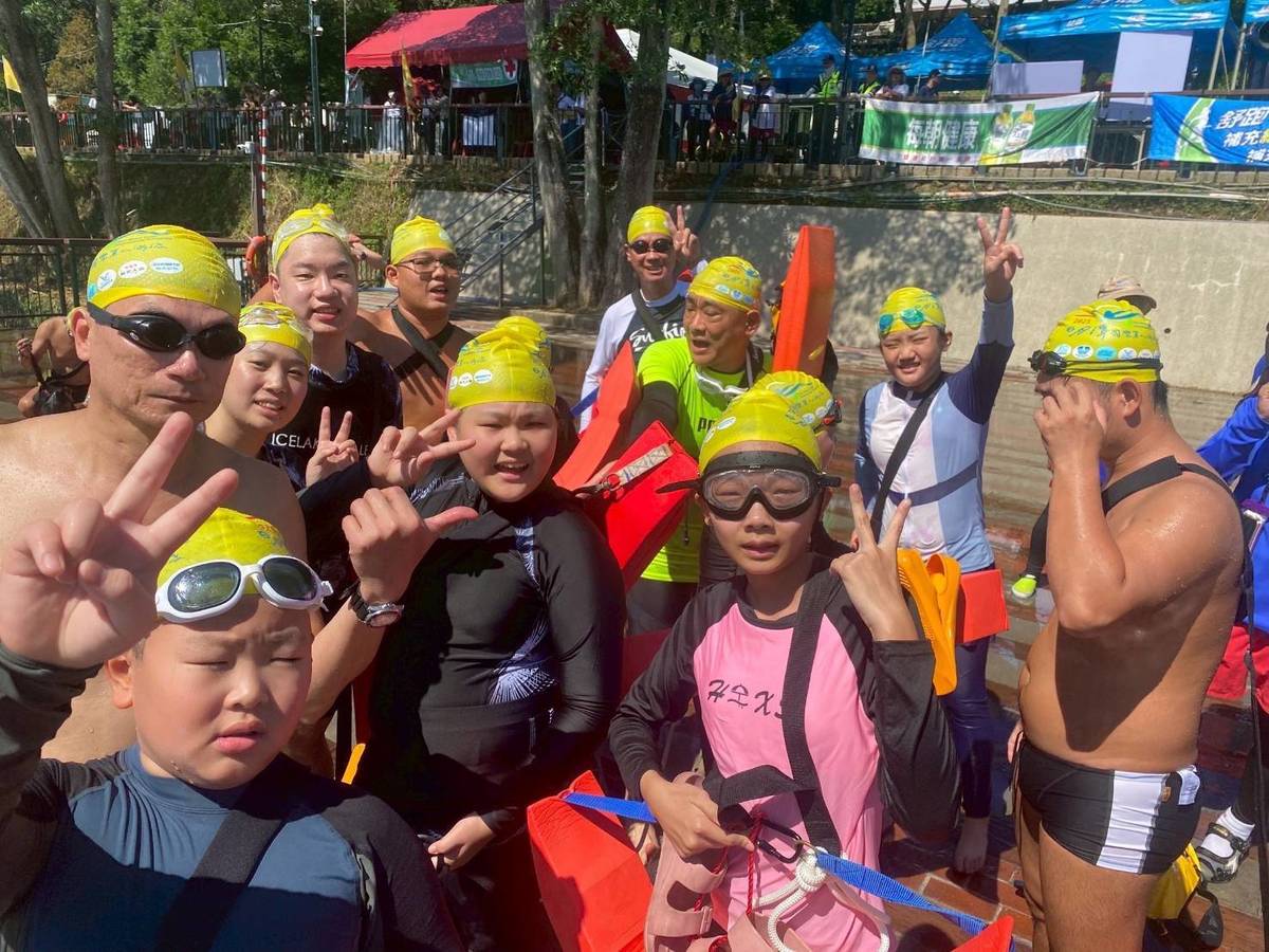 瑞平國小小泳士與教練團泳渡日月潭加油打氣