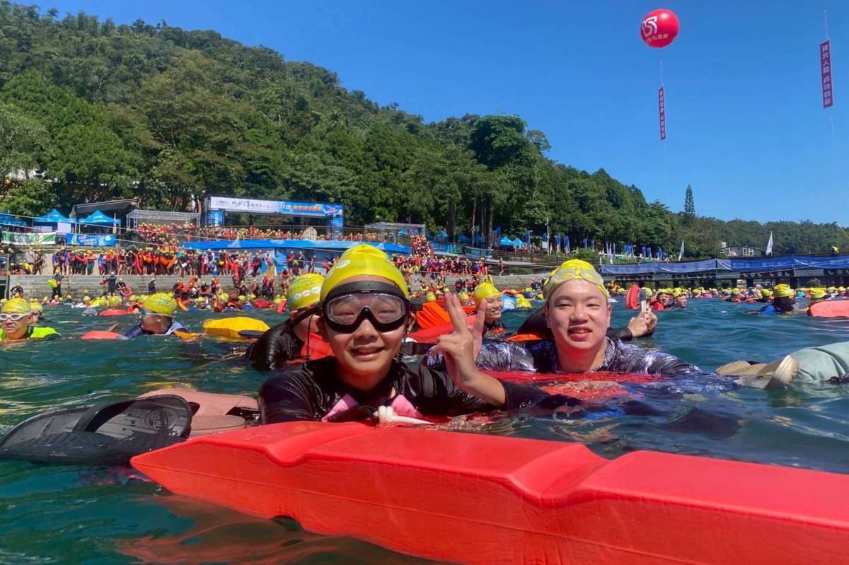 瑞平國小小泳士曾子芯與教練團挑戰泳渡日月潭