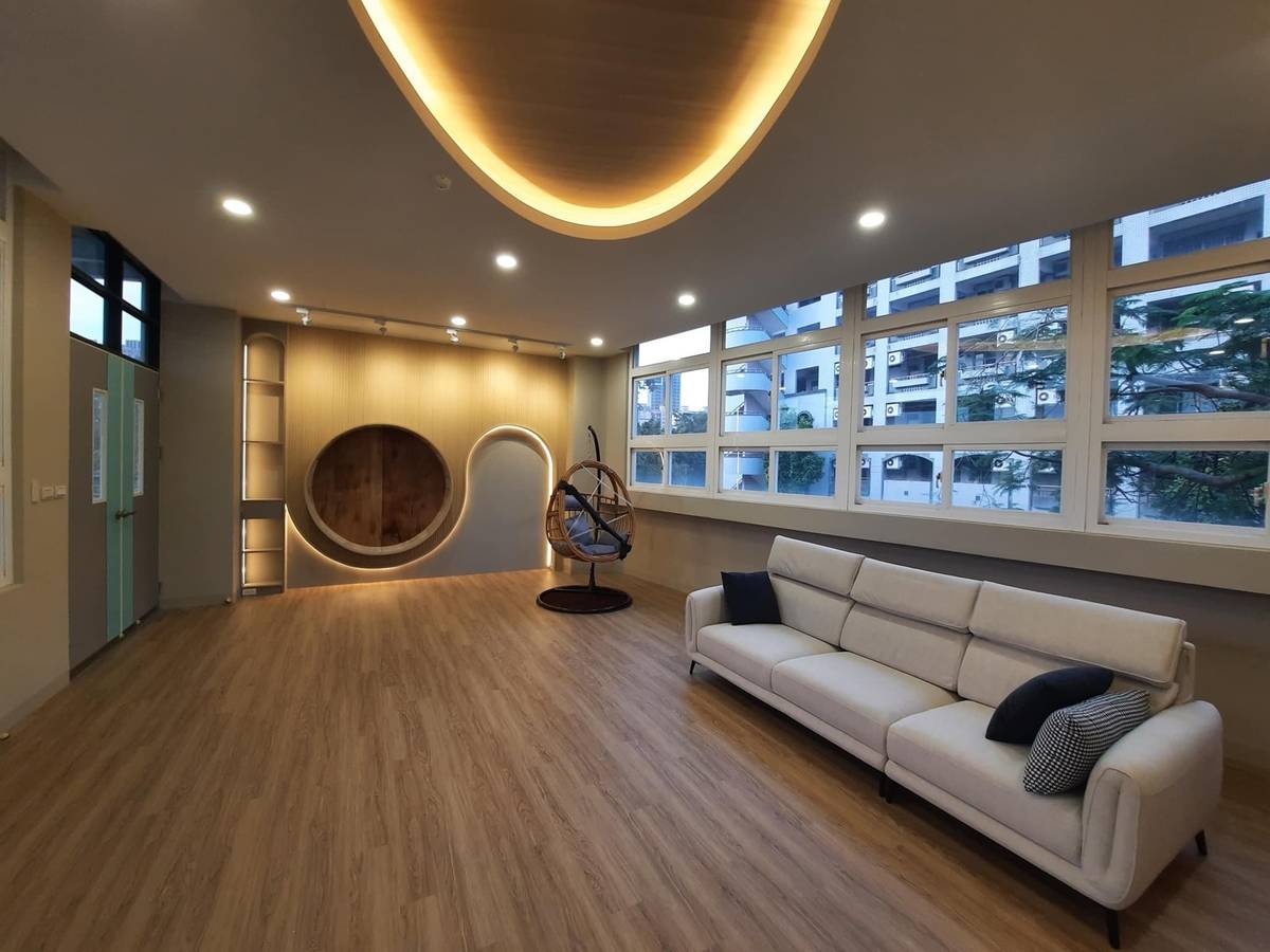 高雄市新莊高中以暖色系營造自然溫暖的氛圍使空間更加柔和放鬆