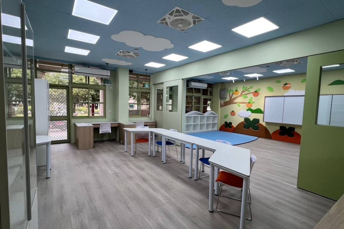 義縣民和國小資源班空間整體設計更融入地方文化特色，巧妙運用「柿子」作為點綴主