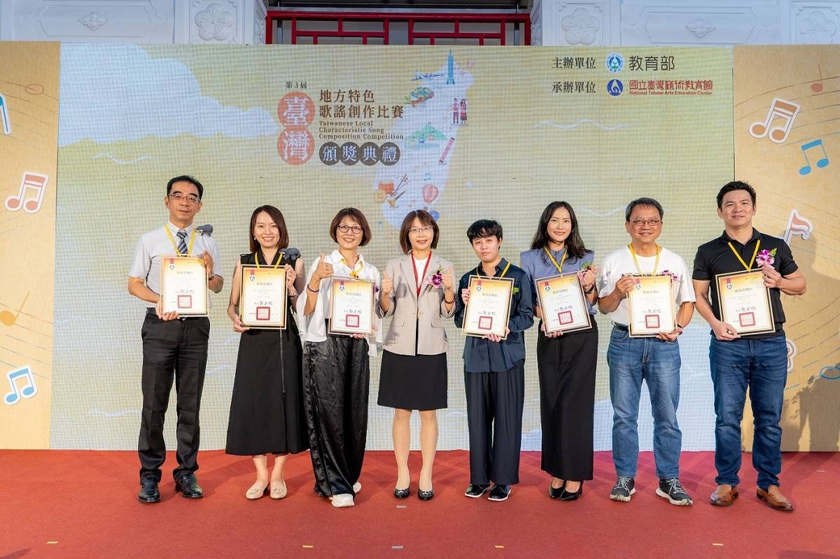 武曉霞司長與臺灣台語教師組得獎者合影