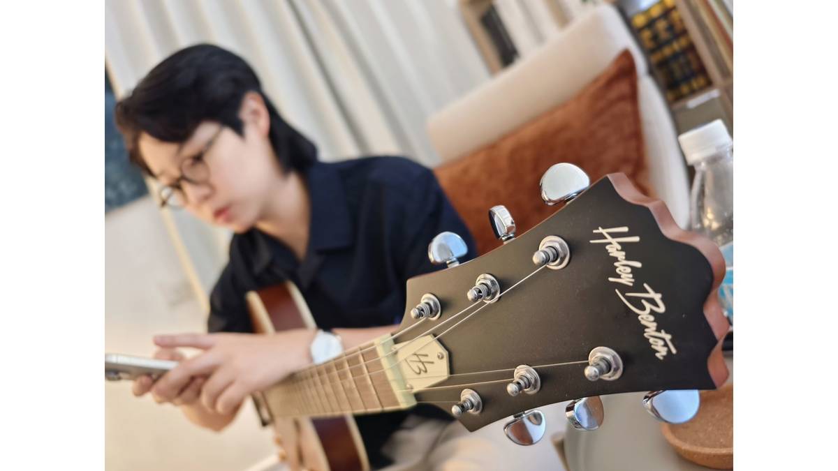 鏡頭下的導演高子甯，偏愛彈奏爵士吉他。