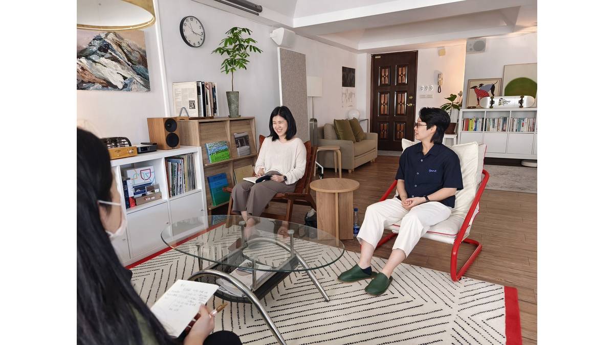 吳薇妮與導演高子甯在辦公室會議。