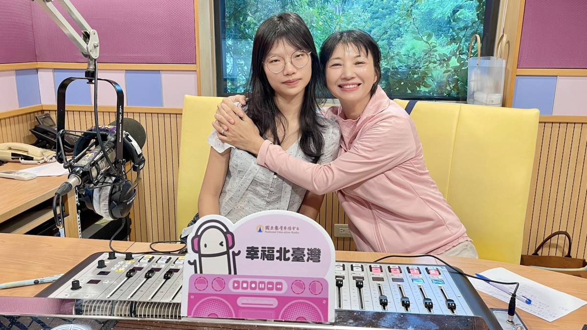 左起：依頻、艷君