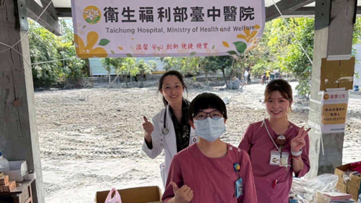 國慶連假，臺中醫院組醫療隊前進花蓮災區第一線佛祖街設醫療站，柯昊錚醫師（後）與蕭子涵（前）、洪瑜緹（中）三人踩過泥擰沙堆設站及時為民眾治療外傷與疾病，捍衛志工與災民健康。