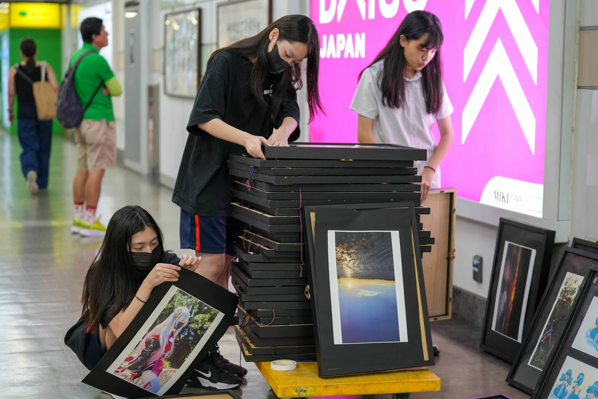 展覽由師生攜手策畫，學生參與現場佈展工作，累積實務經驗
