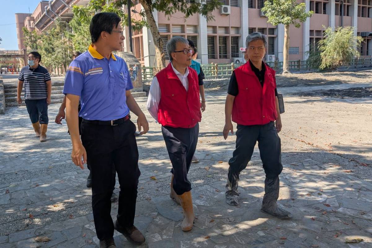 教育部長(中)視察校園災況