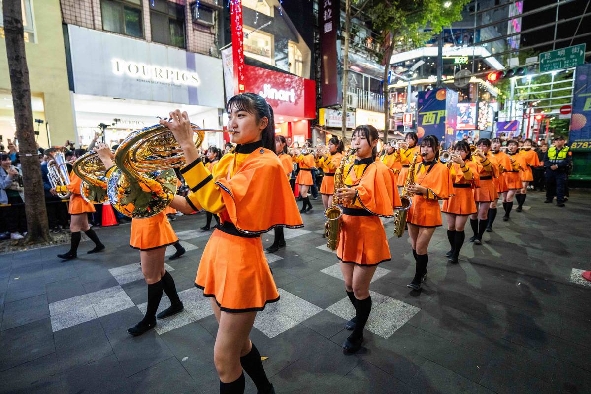 橘高校吹奏樂部2023年西門町踩街演出。(文總提供)