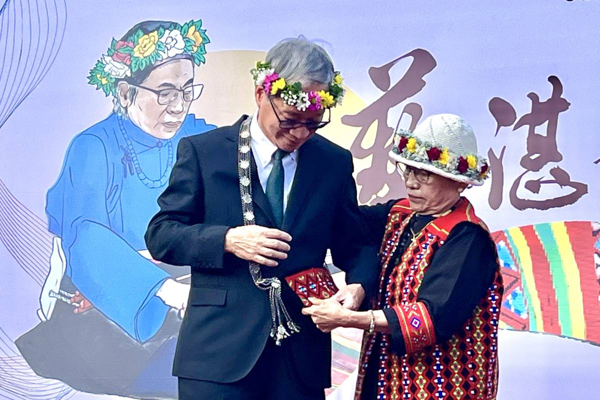 人間國寶孫菊花（右）回贈李遠部長親手編織的情人袋