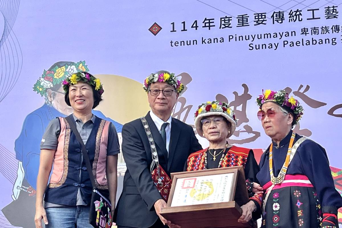 孫菊花獲人間國寶榮銜，臺東縣長饒慶鈴也到場祝賀，並與其合影。