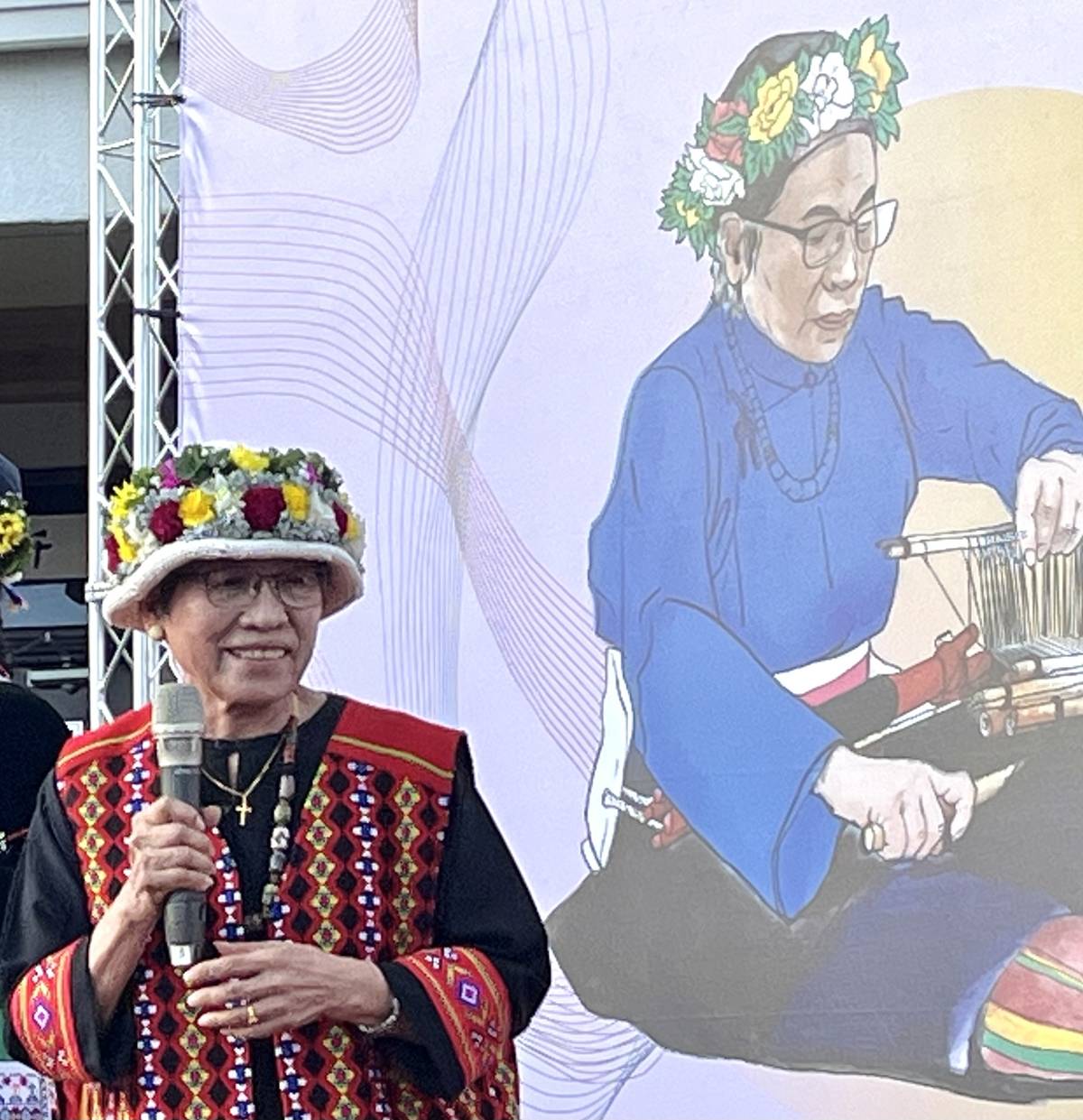 孫菊花獲人間國寶榮銜後，上臺發表感言，細數學習傳統編織工藝的不易，以及堅持傳承的使命。