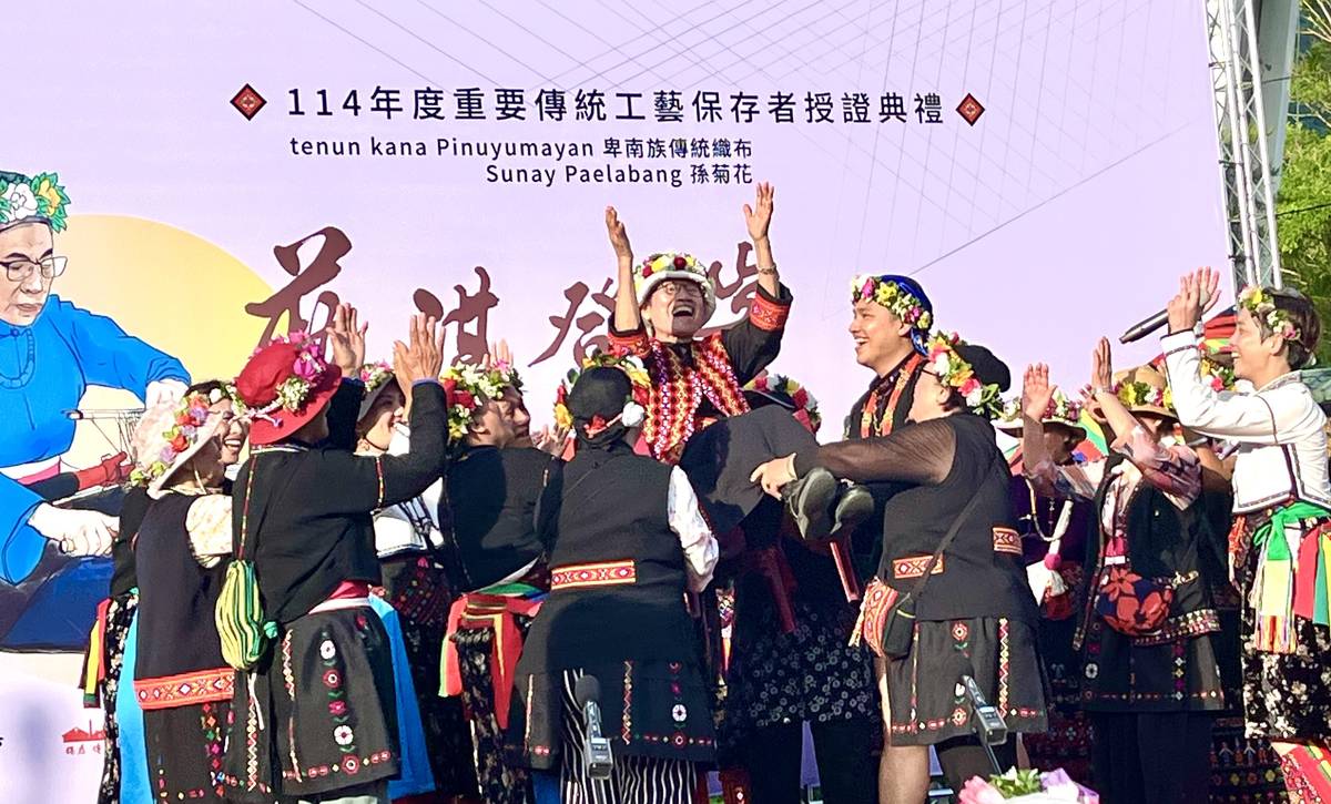 臺東下賓朗部落的孫菊花獲人間國寶殊榮，族人不但以傳統歌聲歡慶，並且把孫菊花高高抬起。