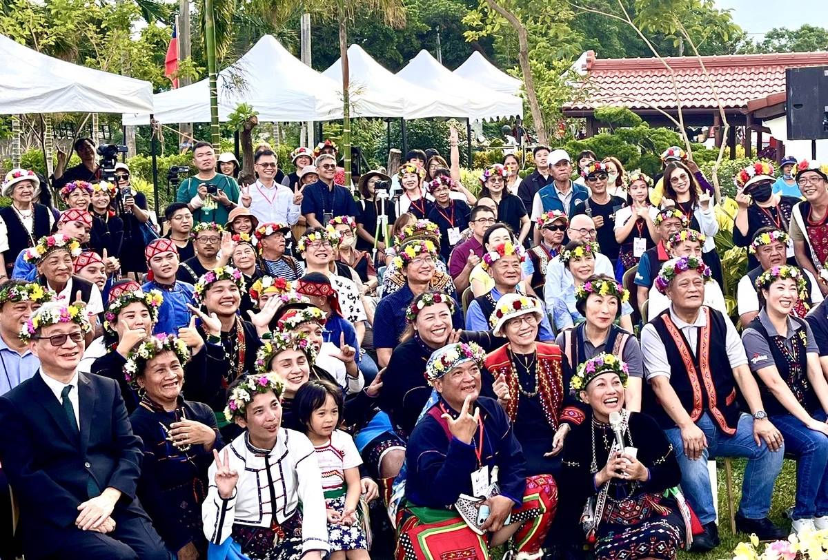 孫菊花獲人間國寶，讓她的族人、親友感到與有榮焉，各界同往慶賀，把院子擠得水洩不通，每個人臉上都洋溢著笑容。