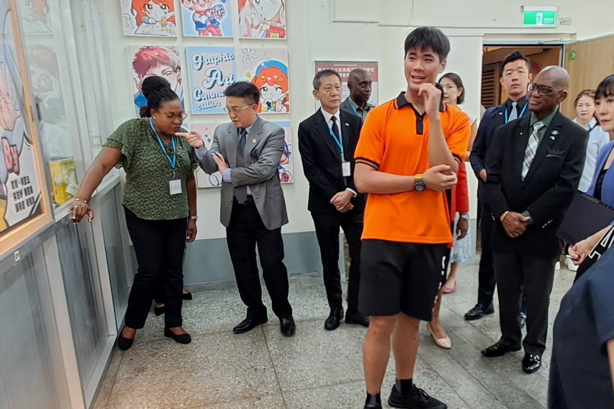 友邦聖露西亞查爾斯總督閣下賢伉儷參訪大安高工，瞭解臺灣技職教育的推動