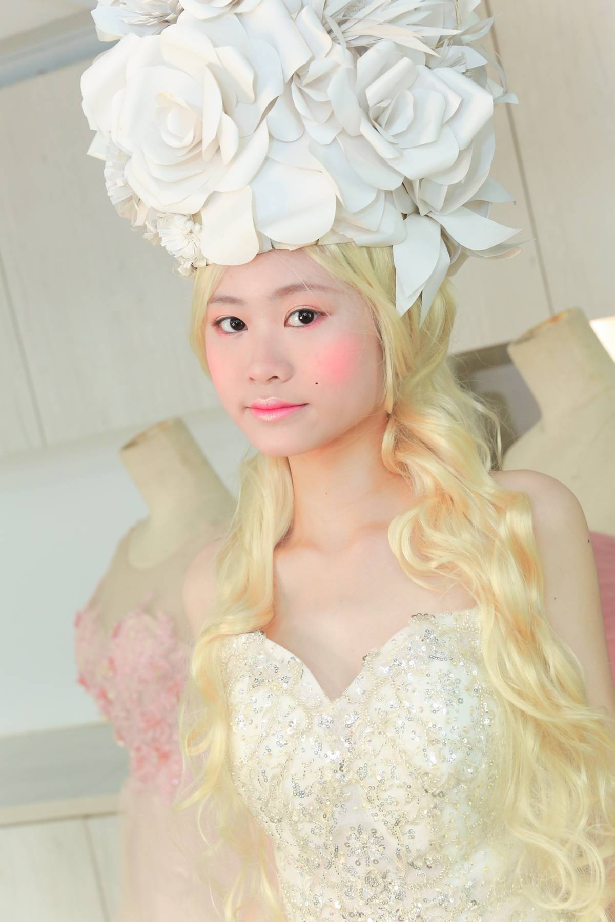 精緻妝面搭配華麗造型帽飾，凡爾賽宮廷風妝容宛如時尚藝術展現