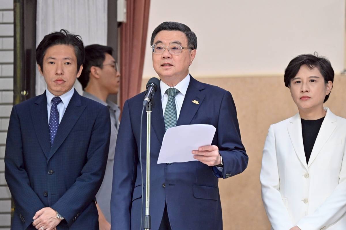 行政院院長卓榮泰(中)接受媒體聯訪