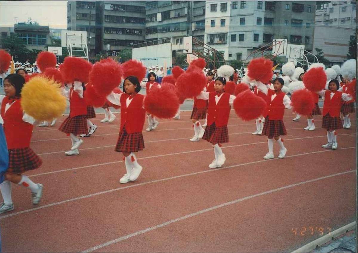 山頂國小「鼓花隊」整齊的鼓陣與繽紛的花隊舞姿，曾是龜山地區廣為人知的表演隊伍