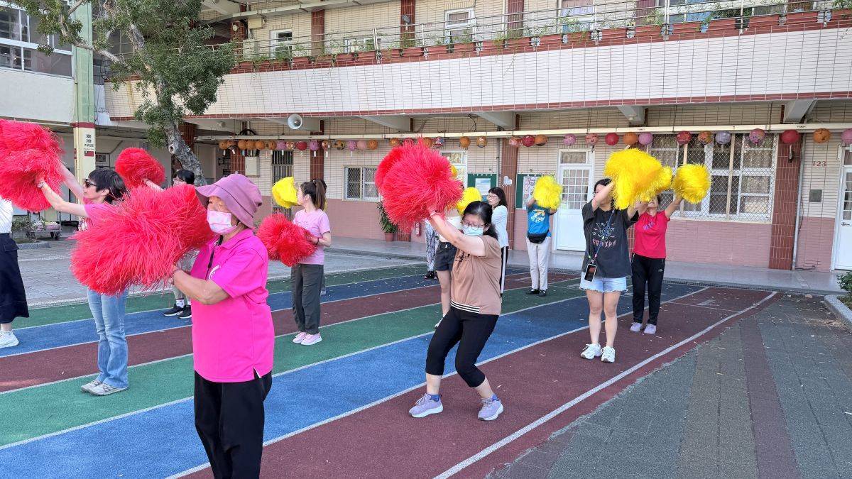 退休老師與校友們齊聚一堂，為10月18日的校慶典禮積極排練