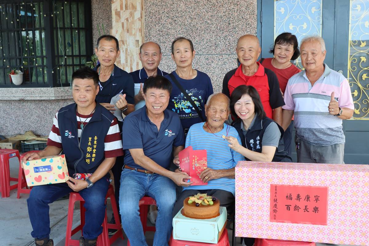 陳市長和陳處長送重陽節禮物和禮金給105歲人瑞彭鼎河先生，彭老先生精神非常好，看到市長等人送紅包來祝賀笑哈哈。