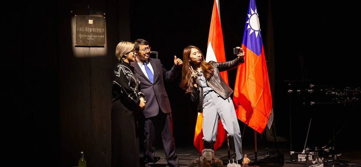 《這不是個大使館》透過前駐外大使、NGO公民社會領袖、新銳藝術家等3位素人演員，模擬臺灣外交工作實戰場景，觸發觀者思考臺灣特殊國家定位及國際關係議題。（©claudia_ndebele提供）