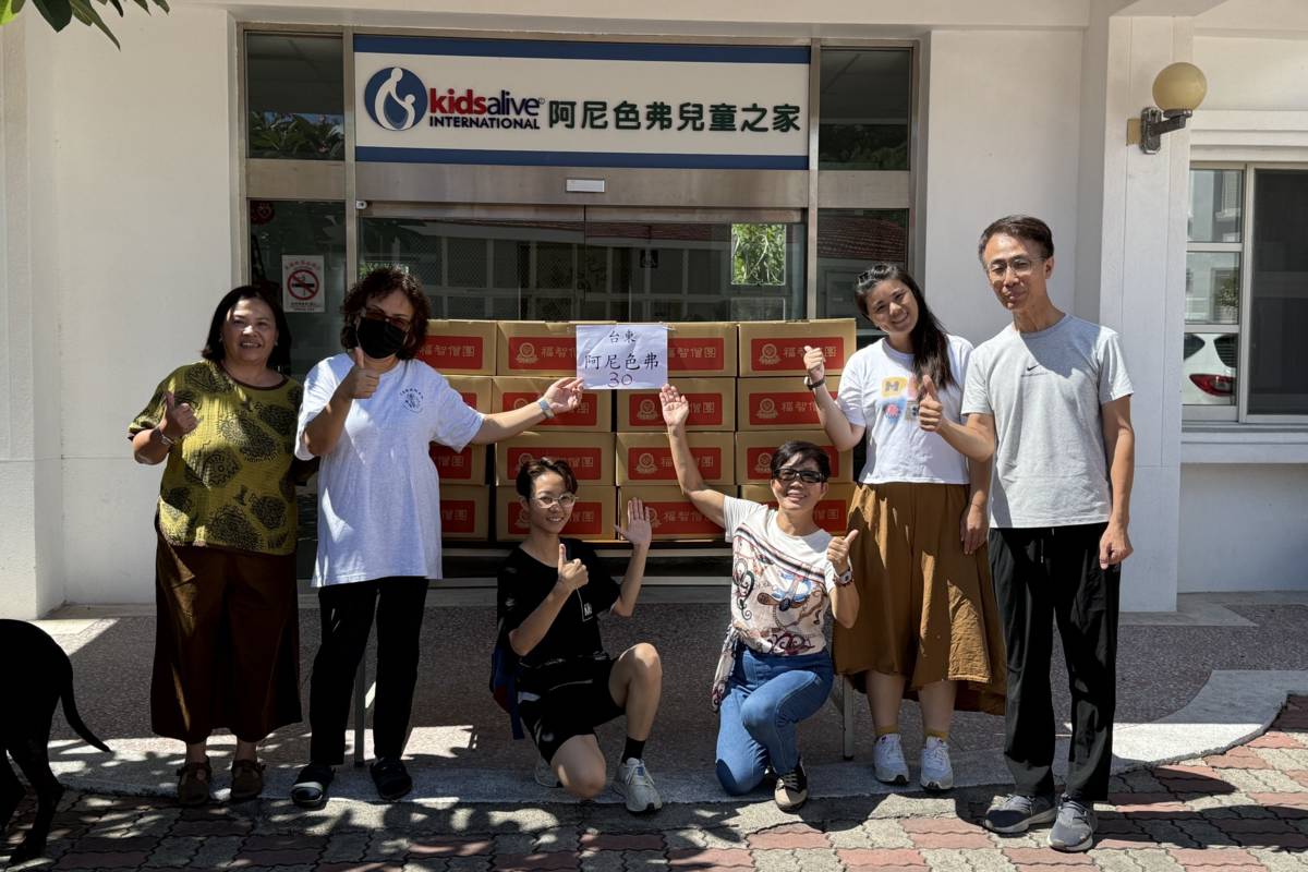 福智團體將祈福物資，轉送給臺東社福單位及學校。