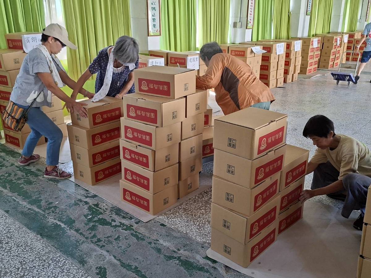 今年福智團體結合里仁公司嚴選清淨食品，並號召熱心義工卸貨、整理、發放。