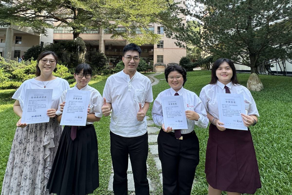 公用-左起為 黃思齊老師、王寶臻、李昱平校長、黃寶欣及董林雅珍
