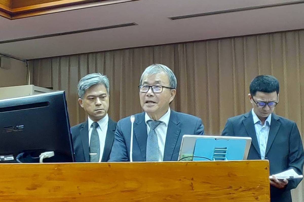 教育部部長鄭英耀出席立院備詢