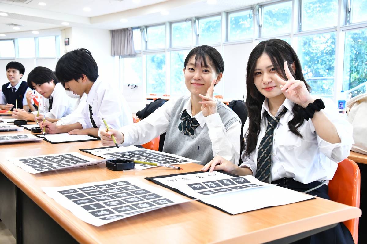 清瀨高校學生練習書法