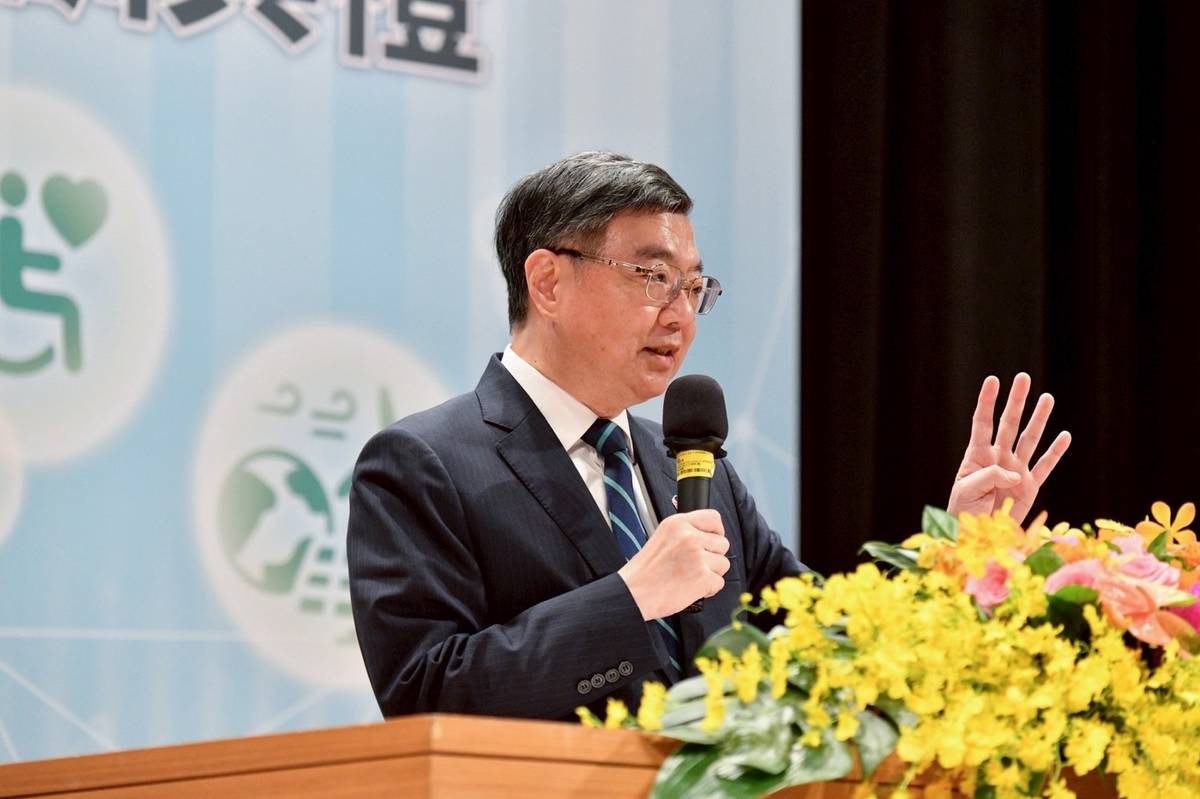 出席國政班結訓，行政院院卓榮泰期勉公務員看重自己、忠於國家。(行政院提供)
