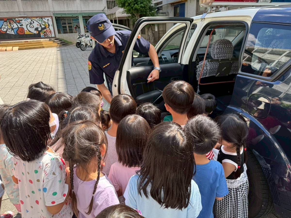 員警為小朋友說明警車特色與執勤用途