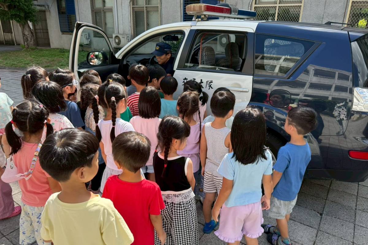 警用汽車及大型重機進入幼兒園，小朋友近距離觀察