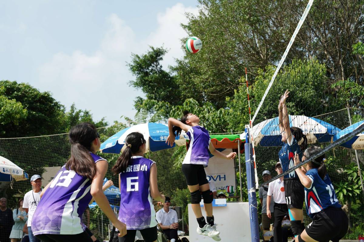 新竹縣六家國小女子排球於「114年第52屆永信盃全國排球錦標賽」再次奪冠。（新竹縣政府提供）