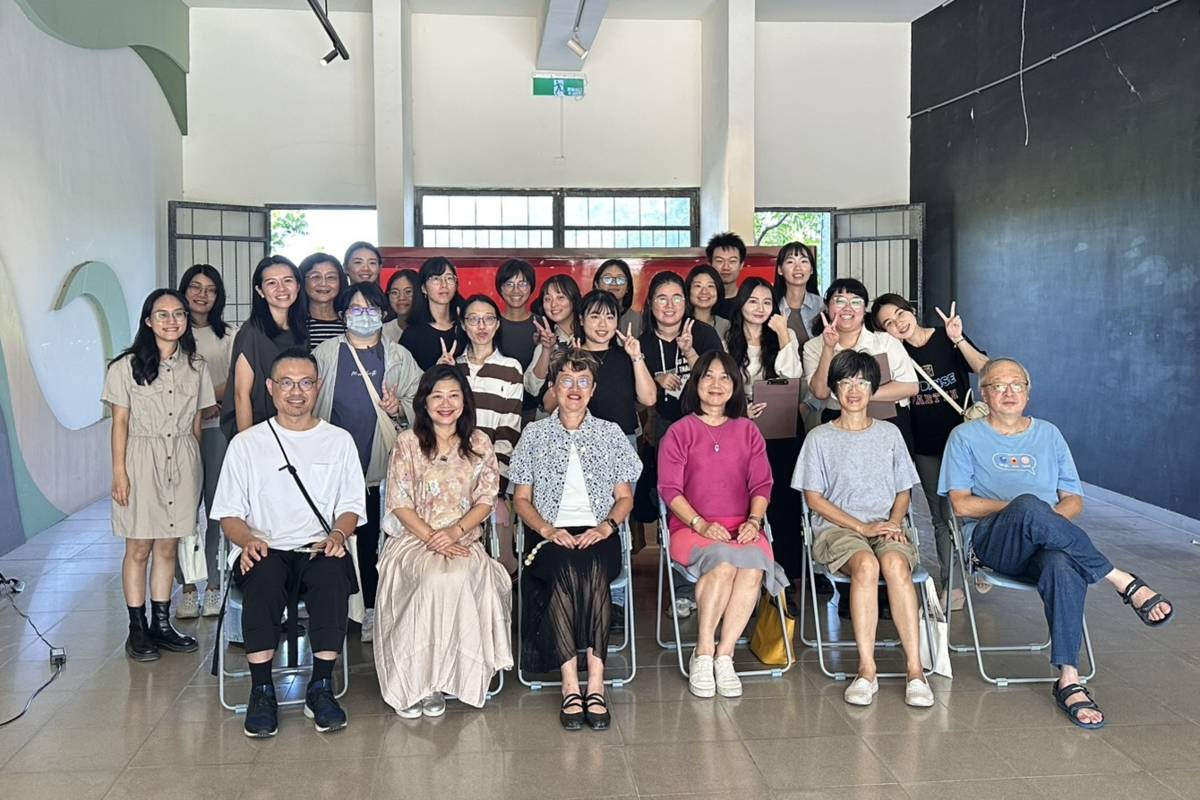 國立臺東大學兒童文學研究所舉辦年度師生聯展開幕茶會，大家合影留念。