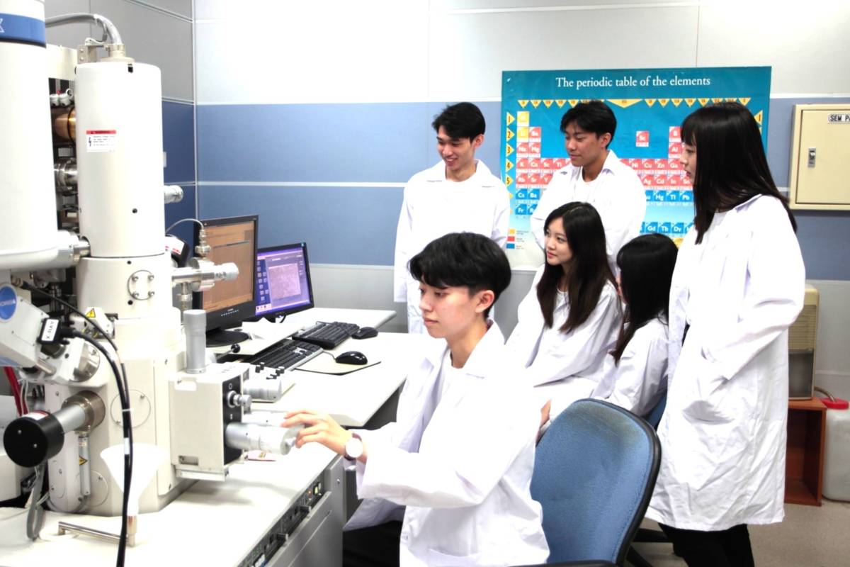 義守大學工學院學生進行實驗