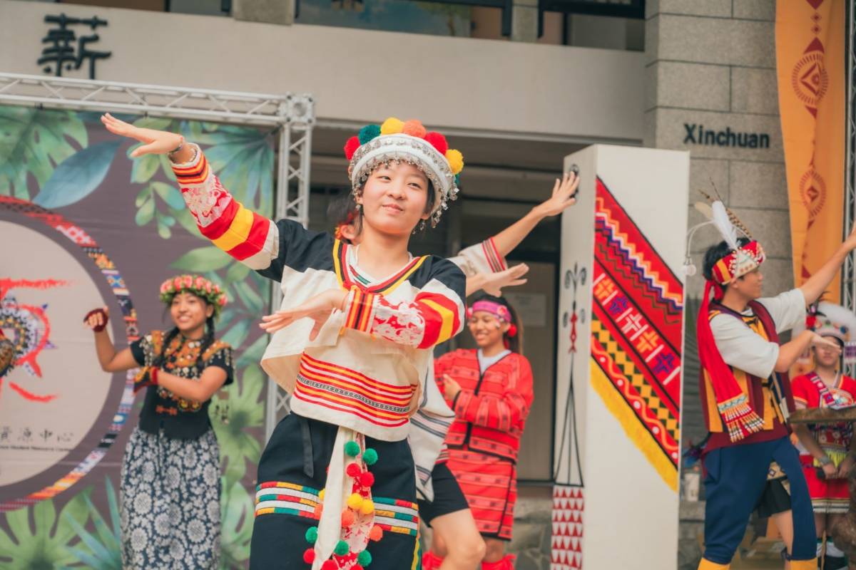 文藻外大原民周開幕式，由原住民族學生資源中心志工團與山地服務社帶來融合多族群特色的舞蹈表演。